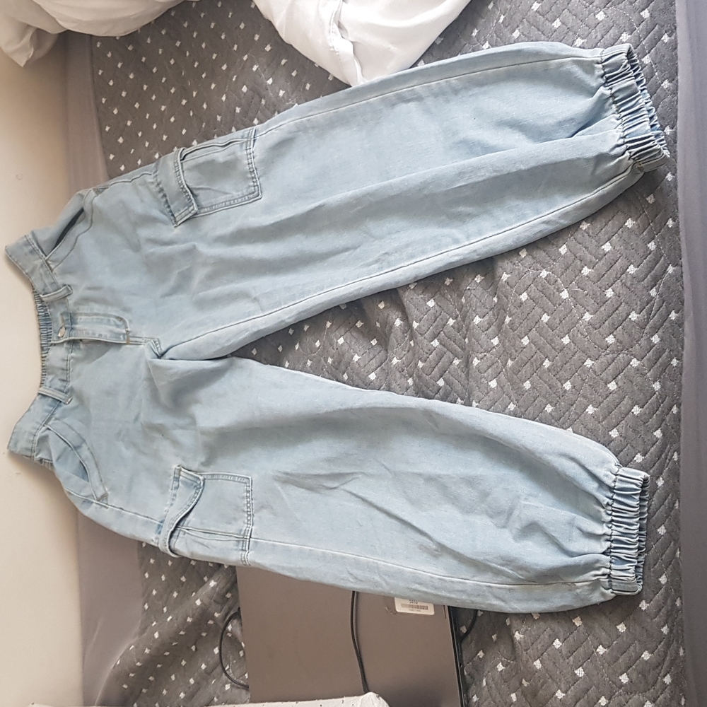 Light wash cargo jeans